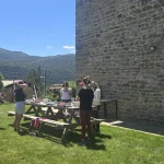 almorzando tras las clases de yoga en el retiro de yeste