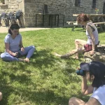 descansando tras las clases de yoga en el retiro de yeste